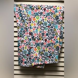 TERRA & SKY Women’s 2X Capri pants.  Pull on, 2 back pockets.  Floral print.